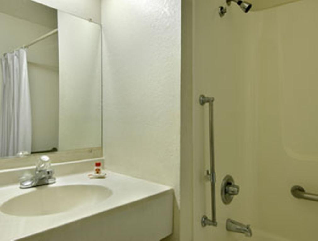 Super 8 By Wyndham Willows Ruang foto