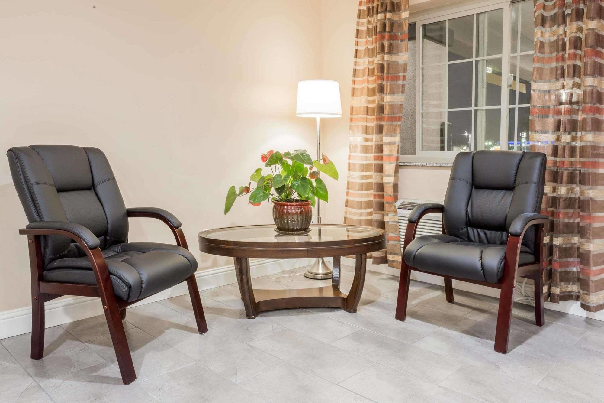 Super 8 By Wyndham Willows Bagian luar foto