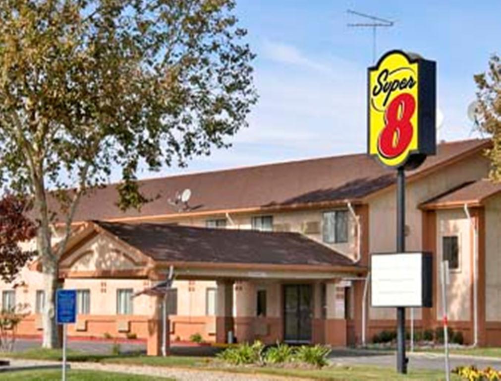 Super 8 By Wyndham Willows Bagian luar foto