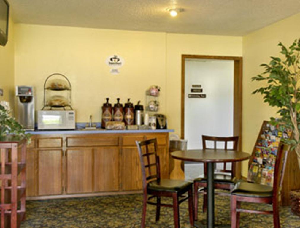 Super 8 By Wyndham Willows Restoran foto